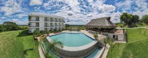 an aerial view of a resort with a swimming pool at Hotel Arbóreo Doradal in Doradal
