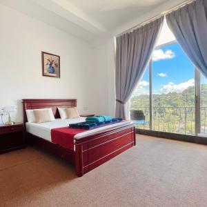 1 dormitorio con cama y ventana grande en Blinkbonnie Inn, en Kandy