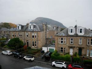 a city street with houses and cars parked in front of it at Hotel Ceilidh-Donia in Edinburgh