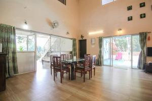 Posezení v ubytování Parmar Farms,5bhk Pool Villa, Bhogwati river view , Pen bypass, near Mumbai