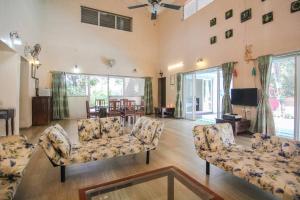 TV a/nebo společenská místnost v ubytování Parmar Farms,5bhk Pool Villa, Bhogwati river view , Pen bypass, near Mumbai