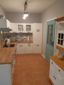 Kuchyň nebo kuchyňský kout v ubytování SočaLand Apartmaji
