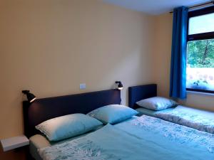 Postel nebo postele na pokoji v ubytování SočaLand Apartmaji