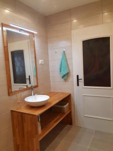 Koupelna v ubytování SočaLand Apartmaji