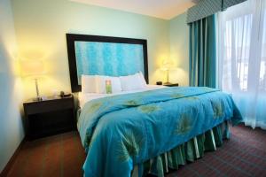 Un pat sau paturi într-o cameră la Holiday Inn Hotel & Suites Ocala Conference Center, an IHG Hotel