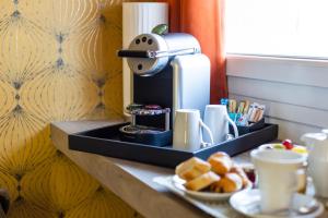 Facilități de preparat ceai și cafea la Hôtel Paris Neuilly