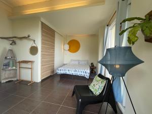 綠島鄉的住宿－夏卡爾民宿，客厅配有椅子和床