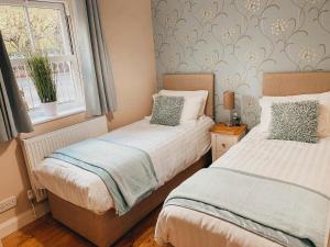 Säng eller sängar i ett rum på Semi Detached Cottage Snowdonia with hot tub