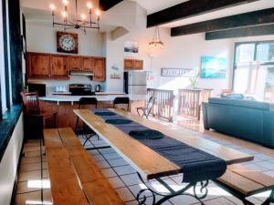 cocina y sala de estar con mesa de madera en Northview Swiss Style Chalet en Blue Mountains