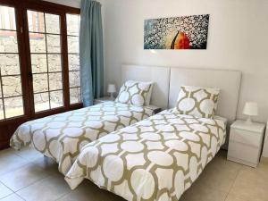 Un dormitorio con una cama y una ventana grande en Luxury 4-Bedroom Villa With Heated Pool + Sea View, en Playa Blanca 51 fotos más