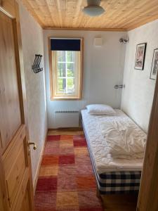 1 dormitorio con cama y ventana en Fjällstuga i avskildhet en Idre