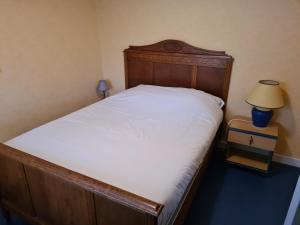Кровать или кровати в номере Les troglodytes