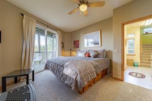 una camera da letto con un letto e un ventilatore a soffitto di Happy Hill Retreat a Shelter Cove