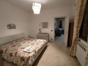 1 dormitorio con cama con edredón en Casa Vacanza Da Nonna Pippi, en Copertino