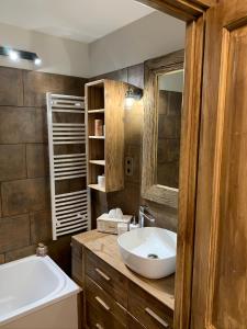 ein Badezimmer mit Waschbecken und Badewanne in der Unterkunft Charmant 2 pièces rénové cœur station ISOLA 2000 in Isola 2000 + 10 Fotos