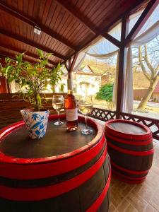 エゲルサロークにあるZöld Sziget Wellnessのワイン1本とワイングラス2杯(テーブル上)