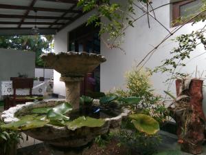 本托塔的住宿－Sisila Villa，花园中央的鸟浴