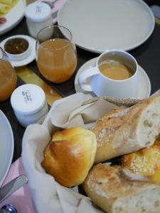 einen Tisch mit einem Teller Brot und einer Tasse Kaffee in der Unterkunft Le Lavoir des Capucins in Sainte-Menehould
