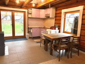 eine Küche mit einem Tisch und Stühlen im Zimmer in der Unterkunft Rīga Mangalsala Cottage with sauna in Riga