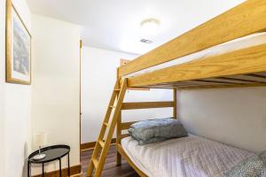 Giường tầng trong phòng chung tại Mountain Trail Chalet