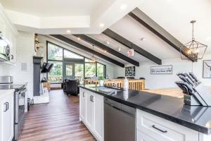 an open kitchen and living room with a large island at Mountain Trail-Smart TV-Self Check-In-Full Kitchen-Balcony-BBQ in Blue Mountains +31 photos