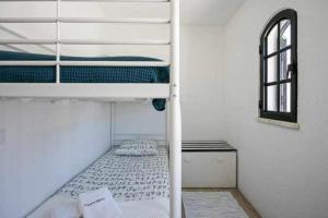 Postel nebo postele na pokoji v ubytování Vila com piscina e jardim privado + 10 fotografií