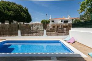 a swimming pool in the backyard of a house at Vila com piscina e jardim privado in Altura
