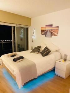 a bedroom with two beds and a window at Appartement côte d’Azur Plage - piscine - tennis in Villeneuve-Loubet