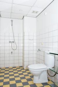 ein Bad mit einem WC und einer Dusche in der Unterkunft Boom Apartments in Paramaribo