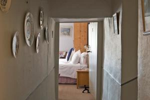 pasillo que conduce a un dormitorio con cama en Hawthorn Farm Guest House en Buxton