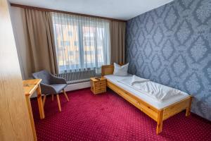 Rúm í herbergi á Hotel Pension Löwen in Sulz