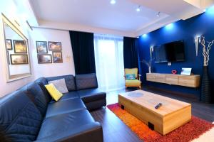 a living room with a couch and a coffee table at Apartament Oaza in Kościelisko