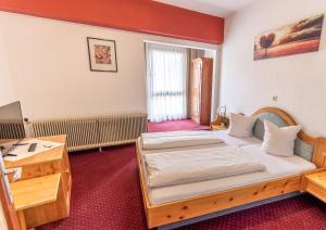 Rúm í herbergi á Hotel Pension Löwen in Sulz