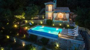 Bazén v ubytování Villa Pasithea - breathtaking seaviews, infinity pool, privacy, close to the beach nebo v jeho okolí