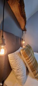 una camera da letto con un letto con un cuscino e una lampada di Ring O Bells Hinton Blewett a Bristol
