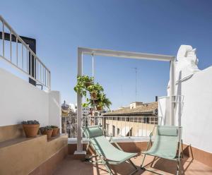 einen Balkon mit Stühlen und Stadtblick in der Unterkunft Apartamento centro de valencia preciosa terraza in Valencia
