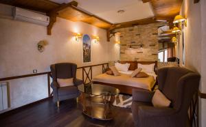 1 dormitorio con 1 cama, 2 sillas y mesa en Spa-Hotel Myslyvskiy Dvir en Kiev