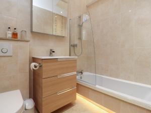 een badkamer met douche, wastafel en toilet bij Coach House Cottage in Carnforth +11 foto's