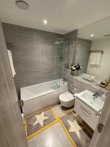 a bathroom with a white toilet and a sink at Gild House 2-bedroom apartment close to Town Centre in Bournemouth
