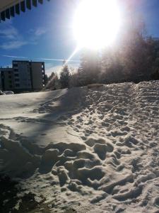 a snow covered road with the sun in the background at Studio avec jardin clos et wifi a La Salle les Alpes in La Salle Les Alpes