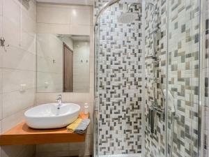 A bathroom at Holiday Meteora A