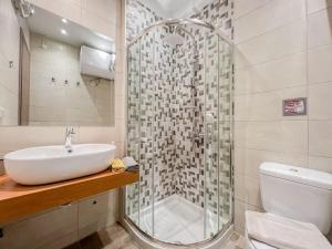 A bathroom at Holiday Meteora A