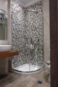 A bathroom at Holiday Meteora A