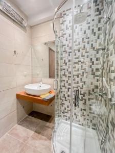 A bathroom at Holiday Meteora A