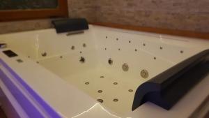 - vasca da bagno in camera con di Villa Camilla - WIDE - EXCLUSIVE POOL a Lucca