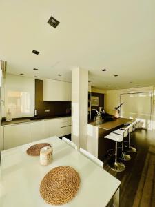 A kitchen or kitchenette at Apartamento de Lujo Benicasim - Primera Línea