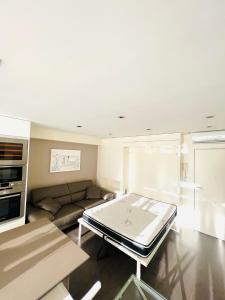 A bed or beds in a room at Apartamento de Lujo Benicasim - Primera Línea