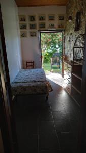 1 dormitorio con 1 cama y puerta a un patio en Casa do Lago en Vila de Rei