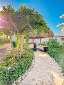 a walkway with palm trees in a resort at Sun Outdoors Marathon in Marathon