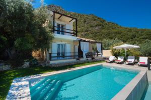 Bazén v ubytovaní Villa Meliti - private villa with stunning seaviews, infinity pool, close to the beach alebo v jeho blízkosti